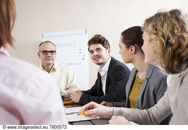 Mensch  Menschen  Menschengruppe  Menschengruppen  Gruppe  Gruppen  Geschäftsbesprechung  Konferenzraum  Besuch  Treffen  trifft  Business