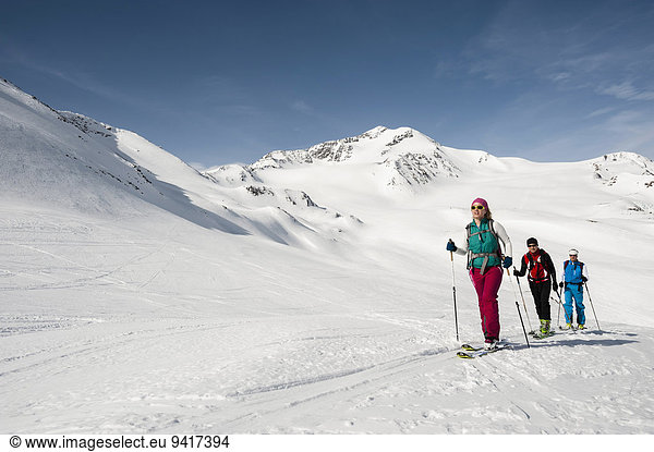 Mensch Menschen Menschengruppe Menschengruppen Gruppe Gruppen Skisport 3 querfeldein Cross Country Schnee