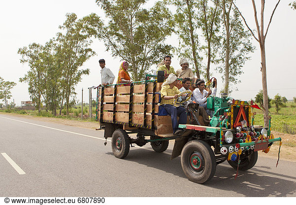 Mensch  Menschen  tragen  Fernverkehrsstraße  Reise  Lastkraftwagen