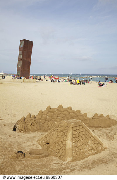 Menschen am Strand von Barceloneta  Rebecca Horns Skulptur L'Estel Ferit  Der verletzte Stern  Barcelona  ??Katalonien  Spanien  Europa