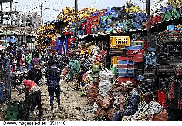 Menschen auf dem Markt  Addis Abeba  Äthiopien  Afrika
