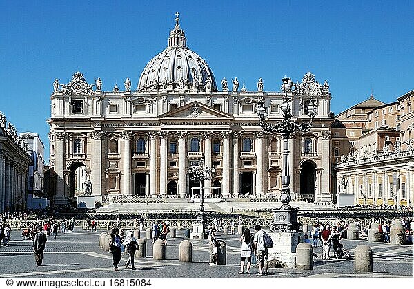Menschen auf dem Petersplatz vor der Petersbasilika im Vatikan in Rom - Italien.