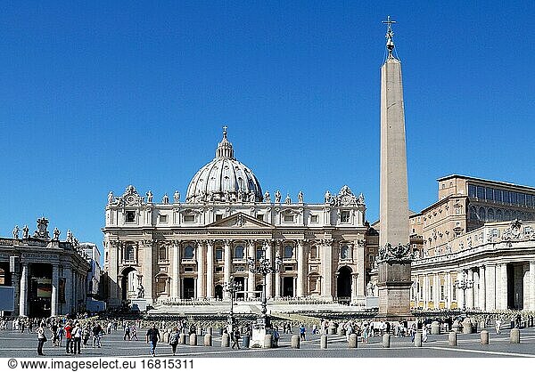 Menschen auf dem Petersplatz vor der Petersbasilika im Vatikan in Rom - Italien.