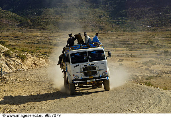 Menschen auf einem LKW  Äthiopien  Afrika