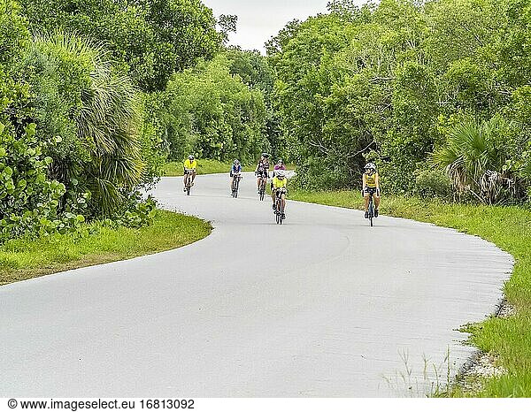 Menschen auf Fahrrädern im J. N. Ding Darling National Wildlife Refuge auf Sanibel Island in Florida in den Vereinigten Staaten.