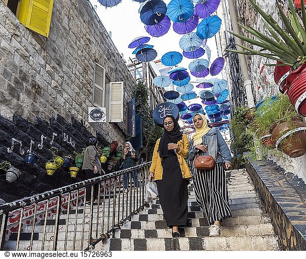 Menschen auf Regenschirmtreppen  Amman  Jordanien  Asien