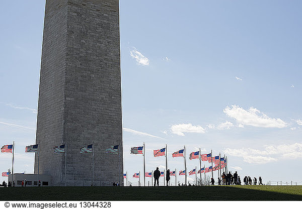 Menschen bei Washington Denkmal gegen den Himmel