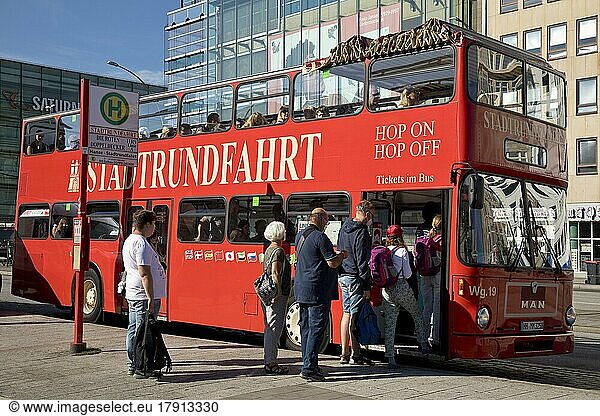 Menschen beim Einsteigen in den roten Doppeldecker Stadtrundfahrt Bus  Hamburg  Deutschland  Europa