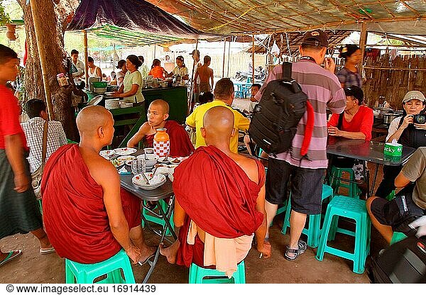 Menschen beim Mittagessen in der Nähe des Lawkananda-Tempels in New Bagan  Bagan  Myanmar