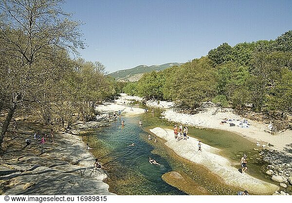 Menschen beim Schwimmen im Fluss Garganta de los Caballeros  Gredos-Gebirge  Zentralgebirge  Provinz Avila  Region Kastilien-León  Nava del Barco  Spanien.