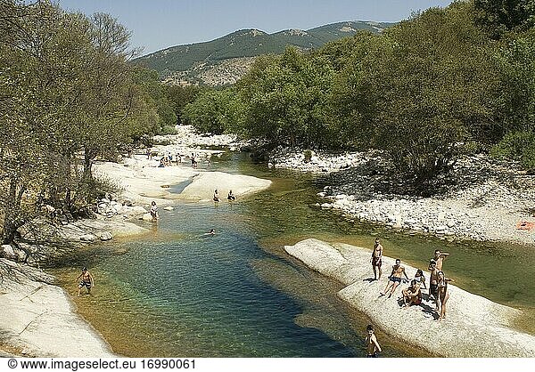 Menschen beim Schwimmen im Fluss Garganta de los Caballeros  Gredos-Gebirge  Zentralgebirge  Provinz Avila  Region Kastilien-León  Nava del Barco  Spanien.