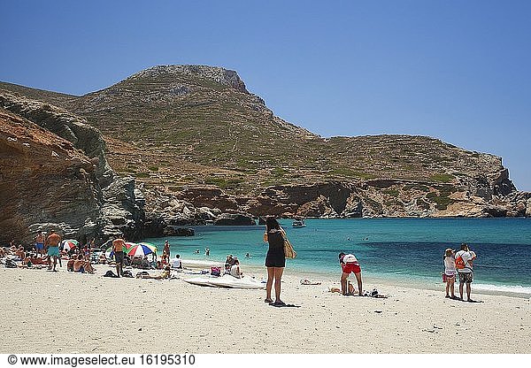 Menschen beim Sonnenbaden am Strand von Agali  Insel Folegandros  Kykladen-Inseln  Griechische Inseln  Griechenland  Europa.