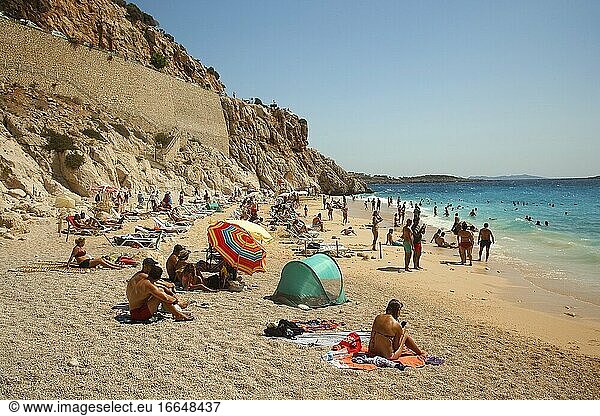 Menschen beim Sonnenbaden und Schwimmen am Kaputas-Strand zwischen den Städten Kalkan und Kas  Provinz Antalya  Mittelmeerküste  Region Antikes Lykien  Türkische Riviera  Türkei  Europa.