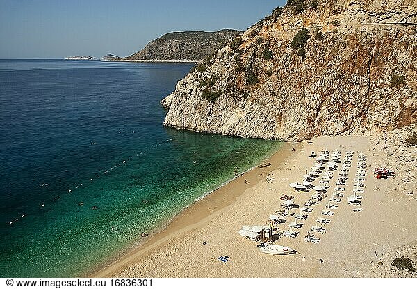 Menschen beim Sonnenbaden und Schwimmen am Kaputas-Strand zwischen den Städten Kalkan und Kas  Provinz Antalya  Mittelmeerküste  Region Antikes Lykien  Türkische Riviera  Türkei  Europa.
