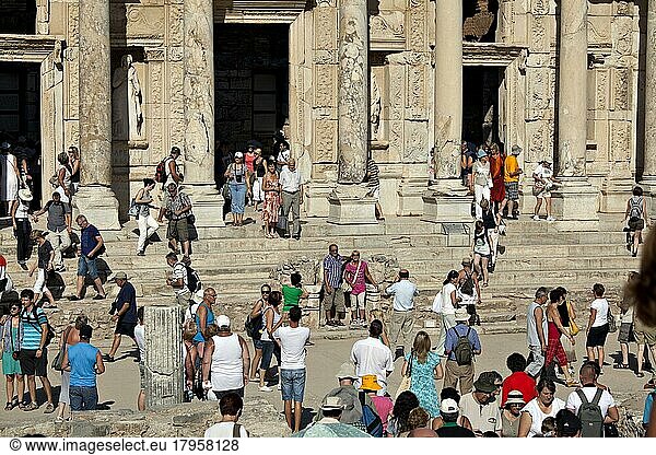 Menschen besuchen die Bibliothek des Celsus in der Stadt Ephesus.Die Bibliothek des Celsus ist ein antikes Gebäude in Ephesus  Izmir  Türkei. Das Gebäude ist wichtig als eines der wenigen verbliebenen Beispiele ei...  Izmir  Türkei  Asien