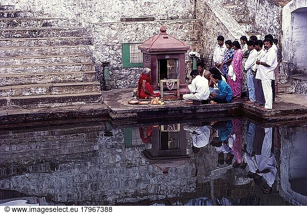 Menschen beten am Brahma kund-Teich Tala Cauvery in Kodagu  Coorg  Karnataka  Indien  Asien