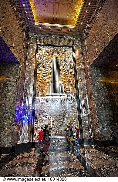 Menschen bleiben am Informationsschalter in der Lobby des Empire State Building. Manhattan  New York City  USA.