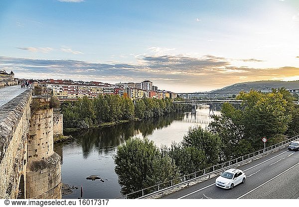 Menschen  die frühmorgens die römische Brücke überqueren  Ourense  Galicien  Spanien.