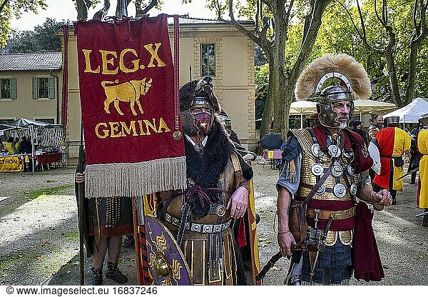 Menschen gekleidet wie eine römische Legion in Pont du Gard  Region Languedoc-Roussillon  Frankreich  Unesco-Weltkulturerbe. Römisches Aquädukt überquert den Fluss Gardon in der Nähe von Vers-Pon-du-Gard Languedoc-Roussillon mit 2000 Jahre alt.