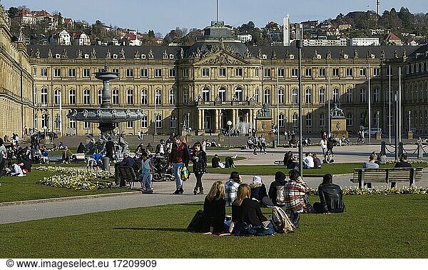 Menschen genießen Frühling trotz Pandemie  Schlossplatz  Neues Schloss  Stuttgart  Baden-Württemberg  Deutschland  Europa