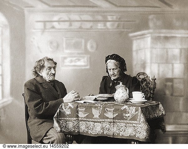 Menschen hist.  Alter  altes Ehepaar am Kaffeetisch  20. Jahrhundert