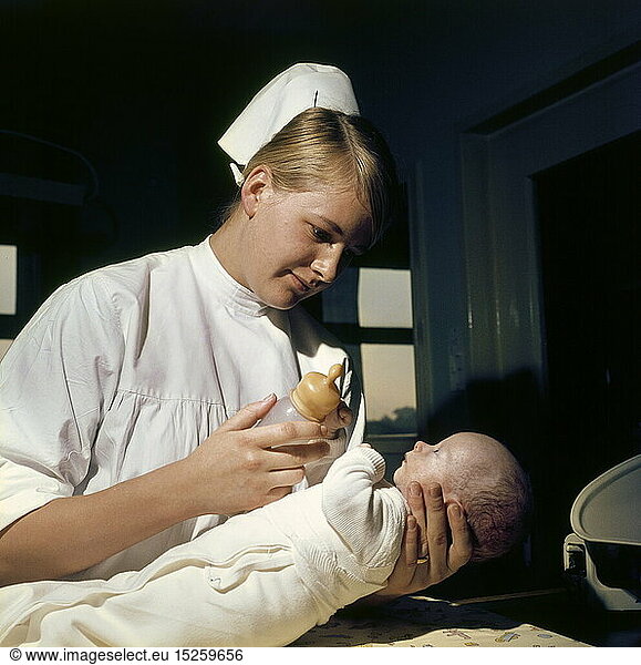 Menschen hist.  Berufe  Krankenschwester  SÃ¤uglingsschwester  um 1960er Jahre