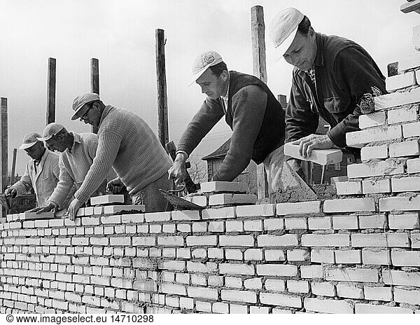 Menschen hist.  Berufe  Maurer  fÃ¼nf Maurer wÃ¤hrend der Arbeit an einer Mauer  1960