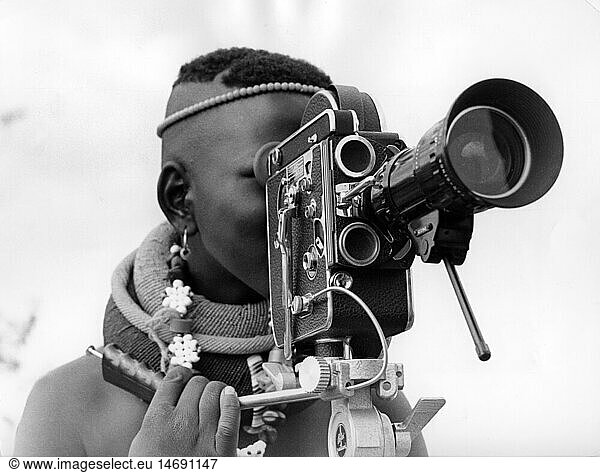 Menschen hist.  Ethnien  Frauen  Afrika  SÃ¼dafrika  Ndebele Frau aus den Gegend nÃ¶rdlich von Pretoria an einer Filmkamera  1960er Jahre