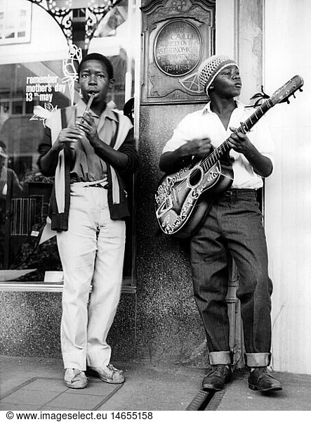Menschen hist.  Ethnien  MÃ¤nner  SÃ¼dafrika  zwei junge Afrikaner spielen Musik  Kapstadt  circa 1950er Jahre