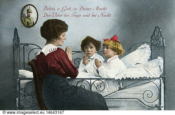 Menschen hist.  Familie  Abendgebet  Mutter bringt Kinder ins Bett  Deutschland  1916