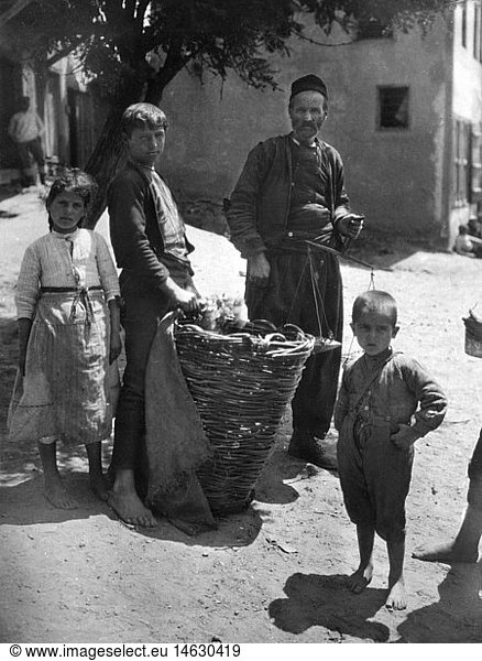 Menschen hist.  Familie auf einem Markt  Mazedonien  um 1916