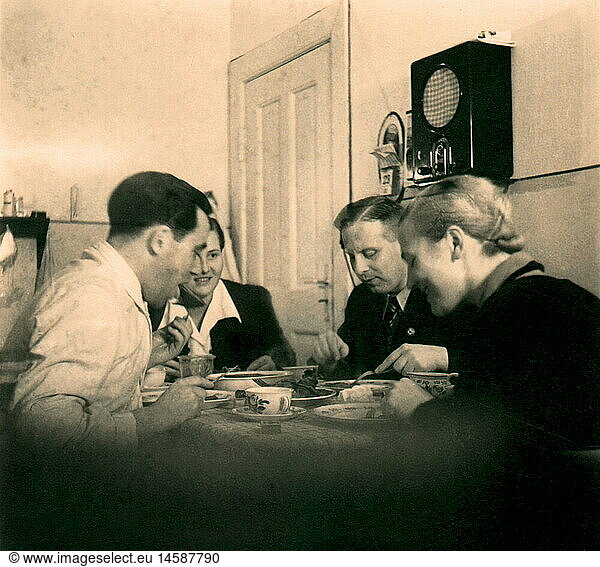 Menschen hist.  Familie beim Essen  hÃ¶ren Radio  Deutschland  um 1935 Menschen hist., Familie beim Essen, hÃ¶ren Radio, Deutschland, um 1935,