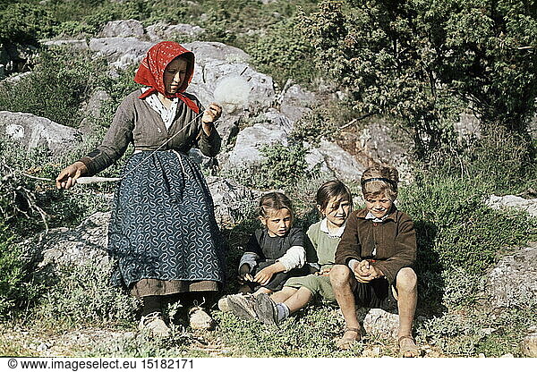 Menschen hist.  Familie  Bergbauernfamilie  Mutter mit drei Kindern  1950er Jahre