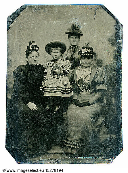 Menschen hist.  Familie  drei Frauen mit Kind  Ferrotypie  fotografisches Negativ auf schwarzem Eisenblech  erscheint deshalb als Positiv  Deutschland  um 1895