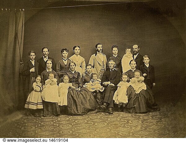 Menschen hist.  Familie  drei Generationen  Gruppenbild  Studioaufnahme  Deutschland  um 1870