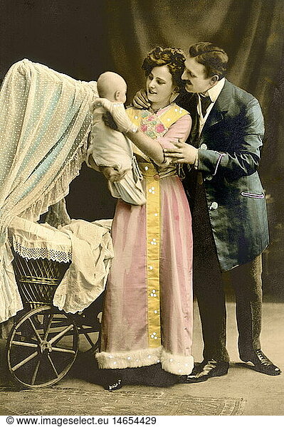 Menschen hist.  Familie  Eltern mit Baby  Postkarte  Deutschland  um 1911