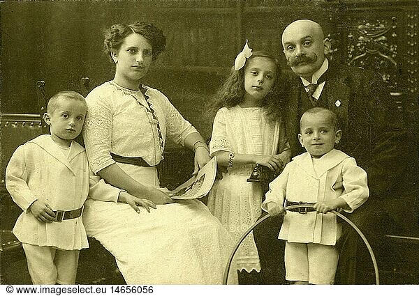 Menschen hist.  Familie  Eltern mit drei Kindern  Leipzig  Deutschland  um 1912