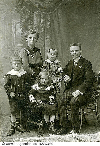 Menschen hist.  Familie  Eltern mit drei Kindern  Regensburg  Deutschland  um 1910