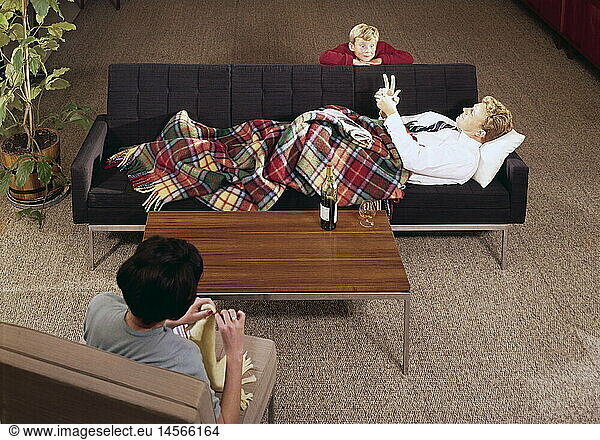 Menschen hist.  Familie  Eltern mit Kind  Vater auf Sofa liegend  um 1960