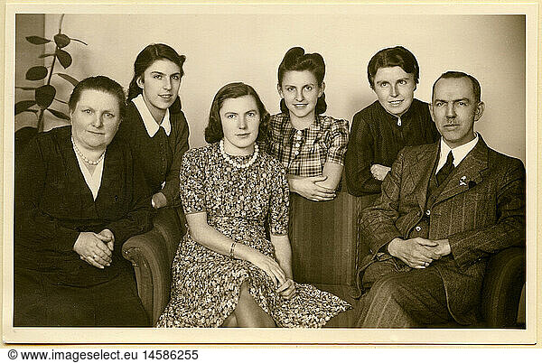 Menschen hist.  Familie  Eltern mit Kindern  Gruppenbild einer Familie  Deutschland  circa 1930er Jahre