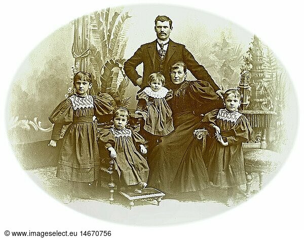 Menschen hist.  Familie  Eltern mit vier Kindern  Deutschland  um 1887