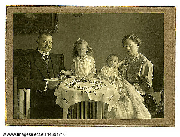 Menschen hist.  Familie  Eltern mit zwei Kindern  Deutschland  um 1909