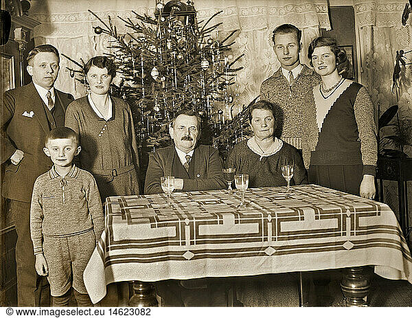 Menschen hist.  Familie  Familie feiert Weihnachten  vergrÃ¶ssert vom Glasnegativ  Karlstadt am Main  Unterfranken  Bayern  Deutschland  um 1929