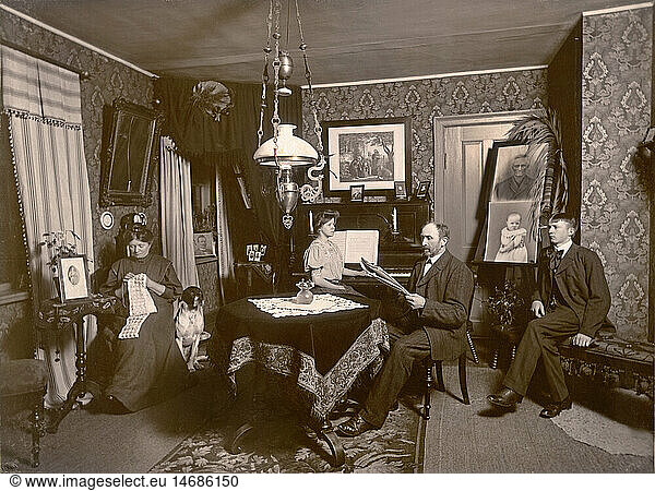 Menschen hist.  Familie  Familienabend  grossbÃ¼rgerliche Familie  sitzen gemeinsam zusammen im Wohnzimmer  Deutschland  um 1909