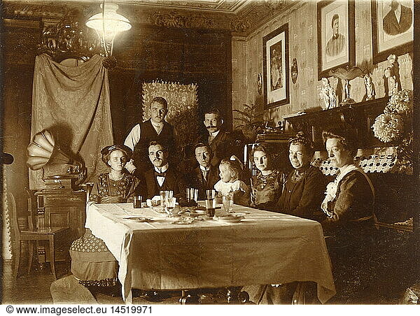 Menschen hist.  Familie  Familienabend  mehrere Generationen  Deutschland  um 1910