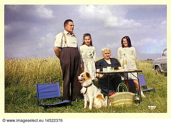 Menschen hist.  Familie  Familienausflug  Frankreich  um 1959