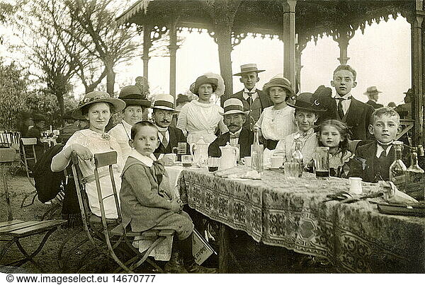 Menschen hist.  Familie  GroÃŸfamilie  Familie im Biergarten  Deutschland  um 1909