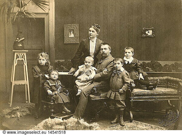 Menschen hist.  Familie  GroÃŸfamilie  Gruppenbild  MÃ¼nchen  Deutschland  1906