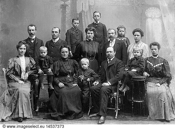 Menschen hist.  Familie  Gruppenbild  anlÃ¤ÃŸlich einer Silberhochzeit  1906