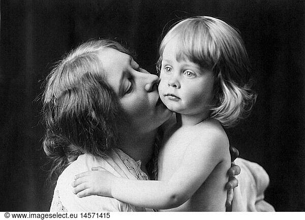 Menschen hist.  Familie  Mutter mit Tochter (2 Jahre alt)  Kabinettbild  Berlin  1906
